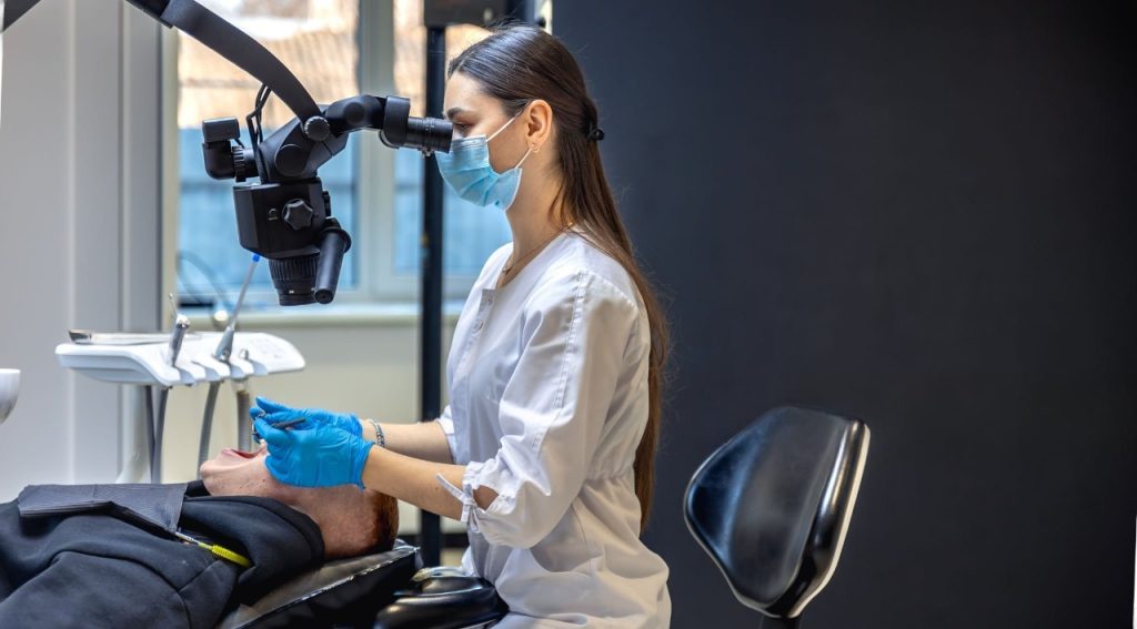 Tratament endodontic cu microscop