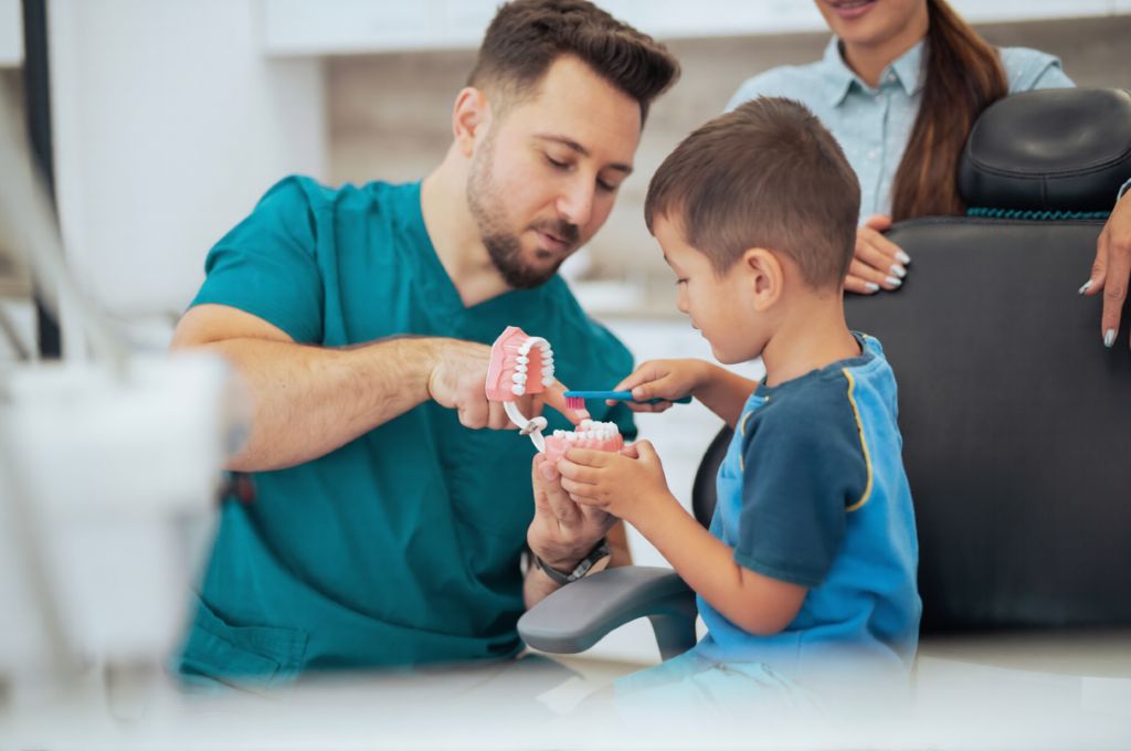 când merg copiii la dentist, prima vizita la medicul stomatolog copil